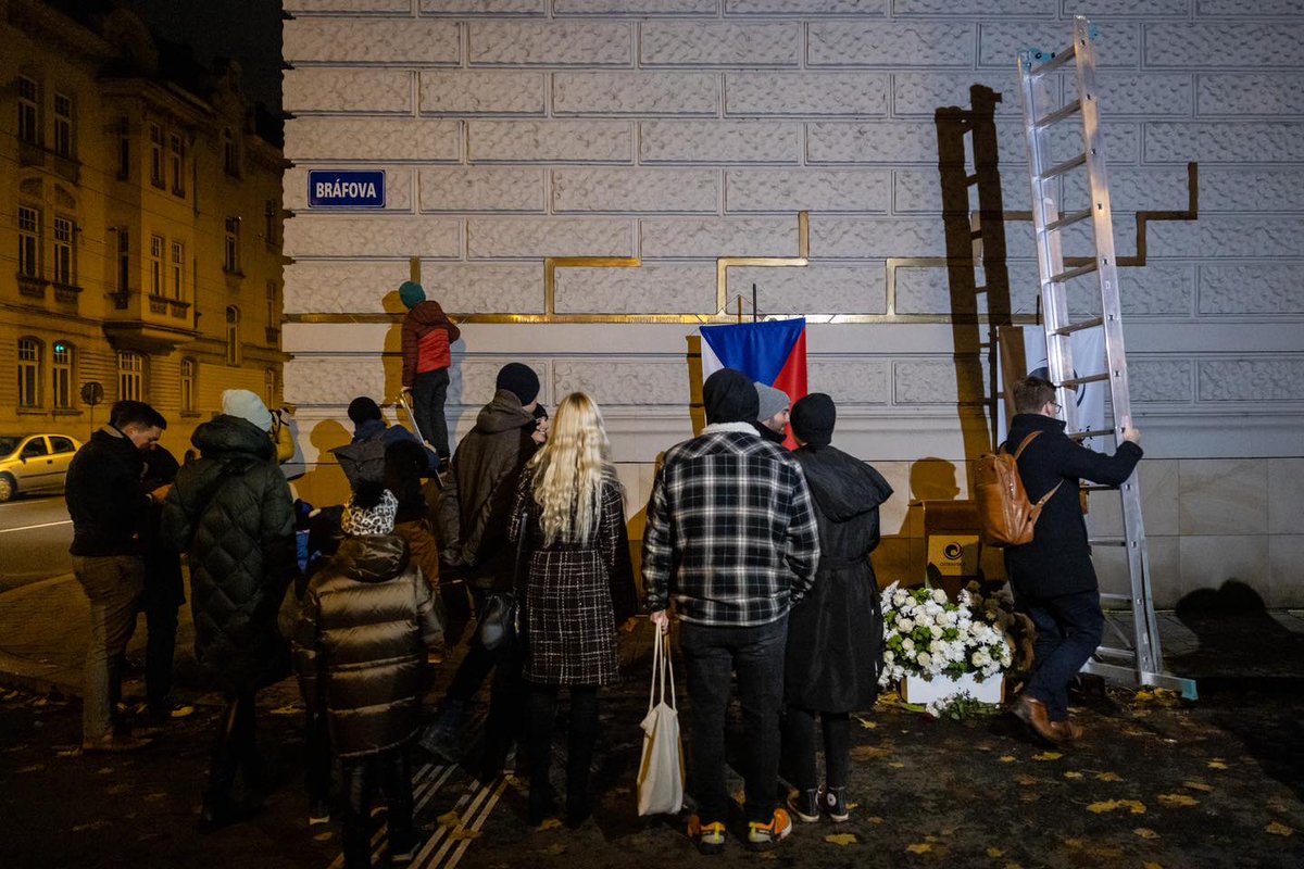 Ondřej Šimetka (@ondrejsimetka) on Twitter photo Studenti v Ostravě společně s primátorem <a href="/JanDohnal9/">Jan Dohnal</a> a <a href="/rektorOstravske/">Petr Kopecký</a> myjí pamětní desky ke Dni boje za svobodu a demokracii na ulici Bráfova. Mytí desky má symbolizovat neustálou a nutnou péči o naši demokracii. Díky že můžeme a v péči o svobodu a demokracii nepolevujme! Studenti v Ostravě společně s primátorem <a href="/JanDohnal9/">Jan Dohnal</a> a <a href="/rektorOstravske/">Petr Kopecký</a> myjí pamětní desky ke Dni boje za svobodu a demokracii na ulici Bráfova. Mytí desky má symbolizovat neustálou a nutnou péči o naši demokracii. Díky že můžeme a v péči o svobodu a demokracii nepolevujme!