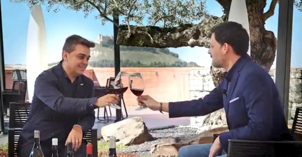 Nos fuimos a Peñafiel, a casa de Pedro R Aragoneses. Un buen día pensaron en hacer un vino que maridara con el cochinillo segoviano de Jose María. Se les fue de las manos, por suerte. El viaje a este laberinto de pasiones aromáticas acabó en brindis.

 📹 youtu.be/apUGcbdLzo4