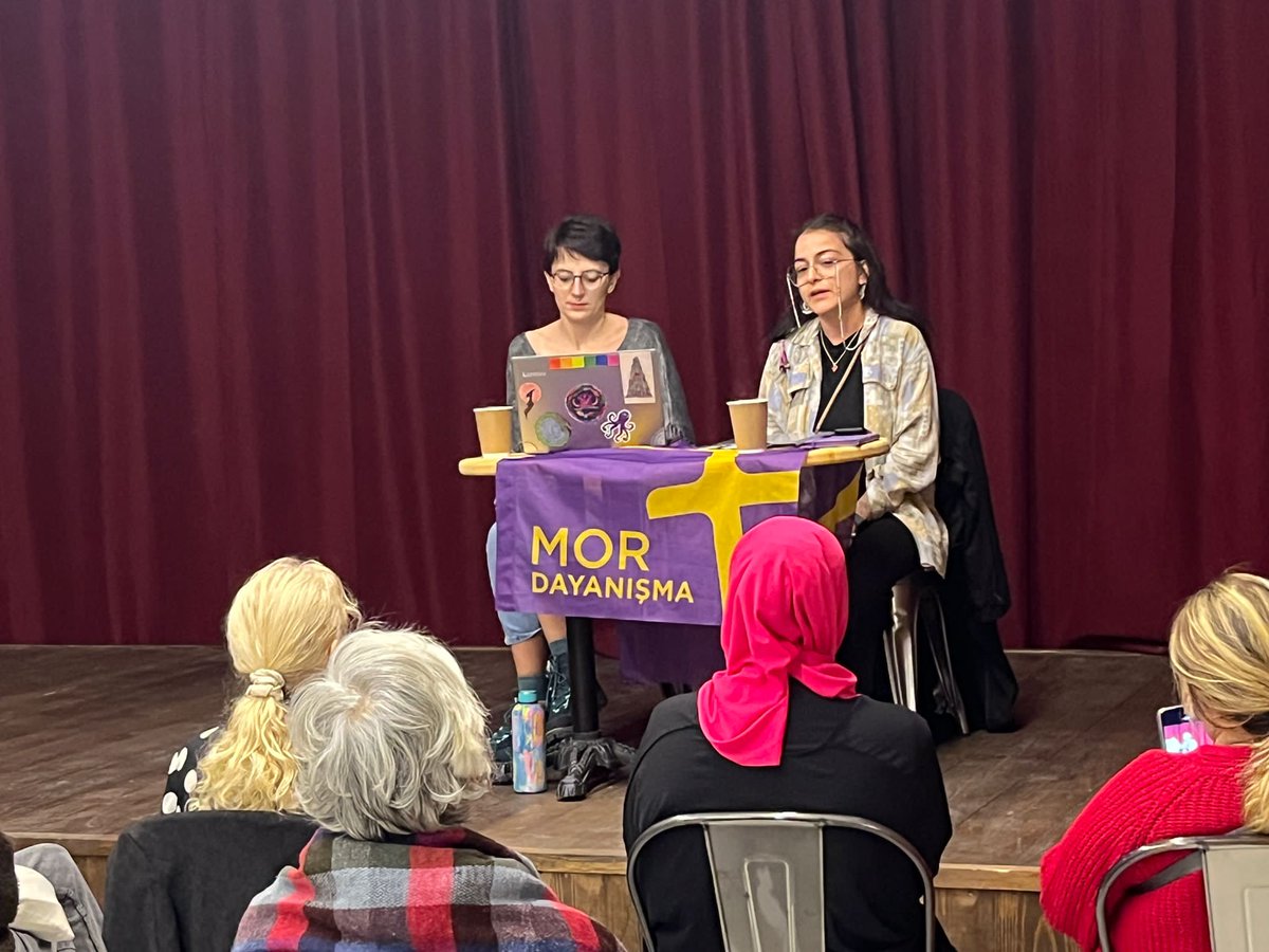 📍Buca 

#25KasımaGiderken şiddet türleri ve kadınlara yansımasını Psikolog Umay Alkaya ile konuştuk. 

Erkek ve erkek-devlet şiddetine karşı 25 Kasım'da sokaklarda olacağız. 

Yalnız Değilsin, Mor Dayanışma Var!