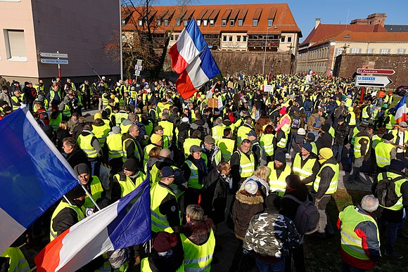 🟡 📣 Cinq ans après leur première manifestation, le mouvement des Gilets jaunes organise de nouveaux rassemblements en France. #GiletsJaunes #17novembre2023