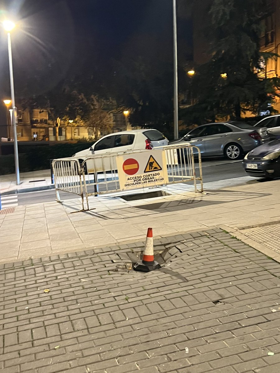 mickynorules's tweet photo. Pues ya han pasado 6 meses de la finalización de la obra de Virgen de Icíar y sigue habiendo una valla con un agujero… y ahora la solución de otro agujero es poner un cono… para llegar a las elecciones bien, ahora nos olvidamos. Gracias @AytoAlcorcon

@Hardcorcon https://t.co/vVZigdhD27