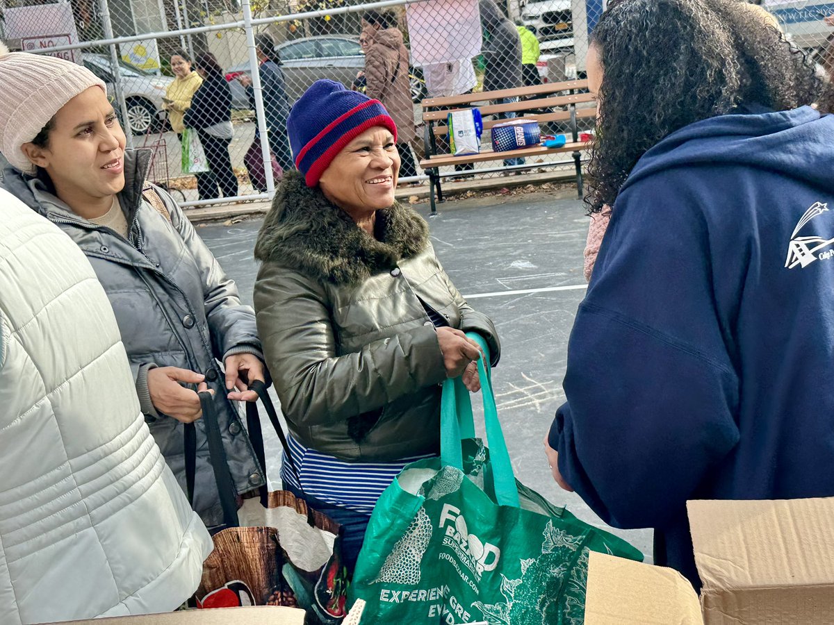NYCSchoolsD25's tweet photo. The #Q129 and #CollegePoint community came together today in a big way for their first community food pantry event! The school, in partnership with @thelegacycenter, provided food to over 475 families.
.
.
#love #beautiful #happy #cute #newyork #queens #queensny #flushingny https://t.co/WoX9Fsg0Sb