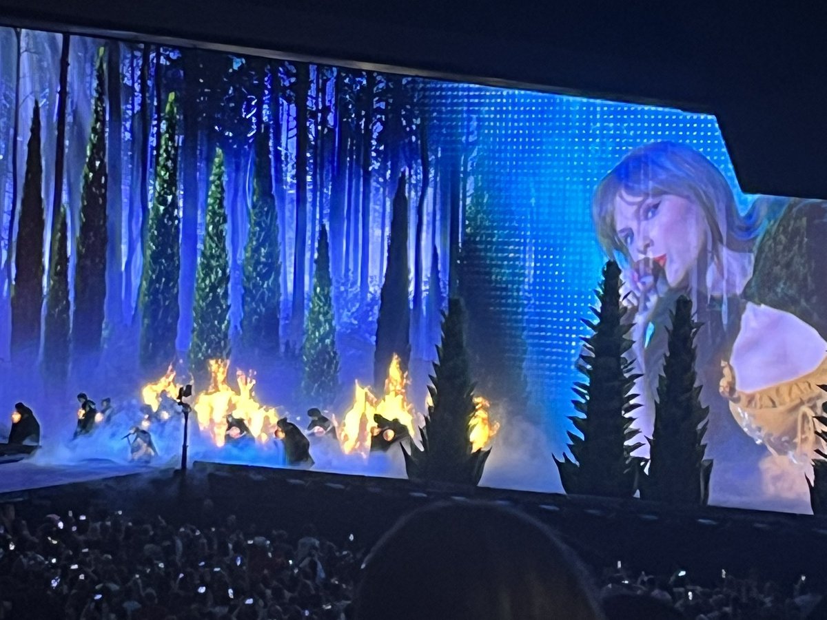 KlSSYKIWI's tweet photo. @your__midnights the whole evermore set was such a surreal thing to experience live🥹🤎 https://t.co/1yzSfb2fDx