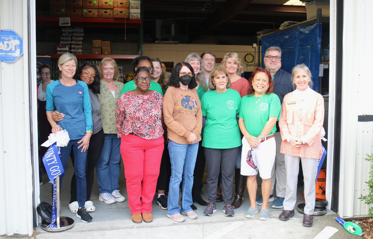 GooseCreekSC's tweet photo. 🙌 Excited to join @BerkeleySCGov to celebrate the renovation of Helping Hands of Goose Creek's Commerce Alley location. City officials enjoyed a ribbon-cutting & tour of the updated facility Friday.
#HelpingHands #creekrising #oneregion https://t.co/JEhCG8nAGE