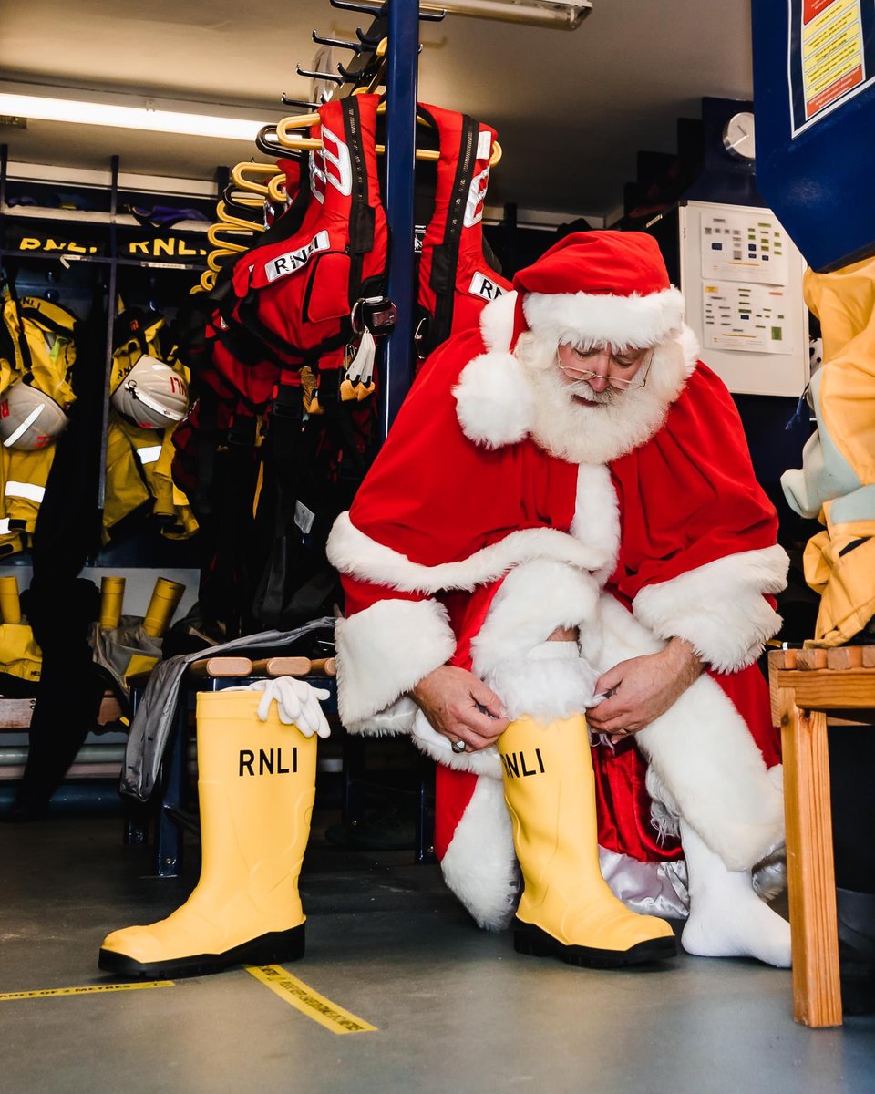 Santa is gearing up to visit the lifeboat station next Saturday to host brunch with the boys and girls. You can still be a part of the festive magic... 12.00pm - 1.00pm - 14 TICKETS REMAINING …rrnlibrunchwithsanta.eventbrite.co.uk 📸 Lynsey Melville Photography