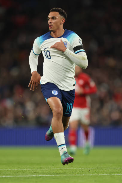 Trent Alexander-Arnold usando a camisa 10 da Inglaterra.