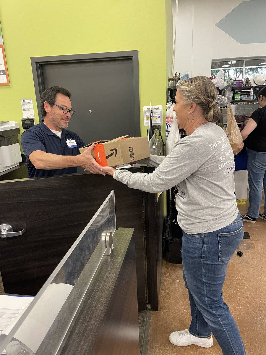 MrsHutchPISD's tweet photo. @mrsbbish dropped off two boxes of letter for the troops written by @ProsperISD students! #prosperproud @mrsjacksontech @HawkeyeOnAir https://t.co/4X5fXgcV0D