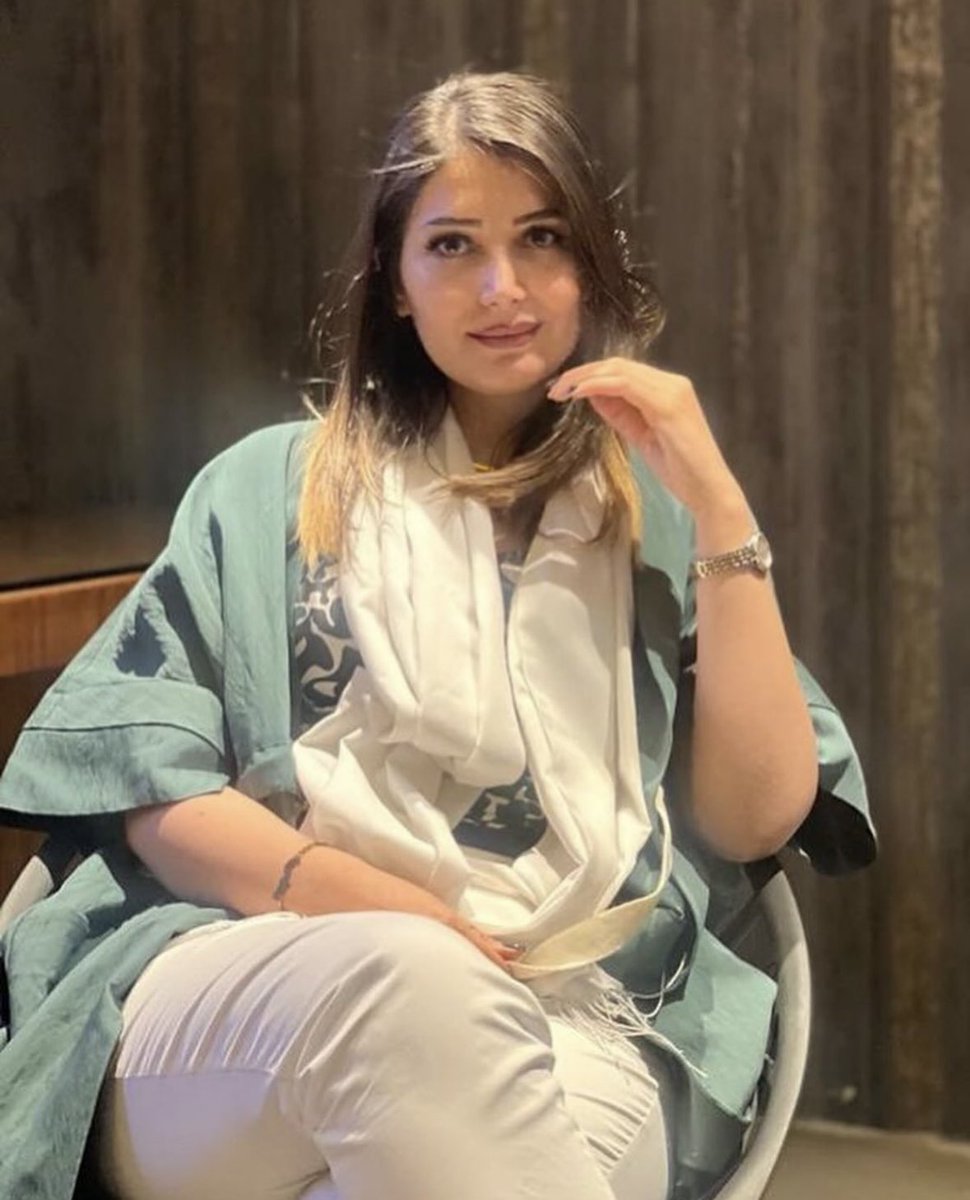 AntonStruve's tweet photo. Asrin Mohammadi, la sœur de Shahriar Mohammadi, tuée lors des manifestations de 2022 en Iran, a été arrêtée par les forces de sécurité à Bukan et transférée dans un lieu inconnu. Milad Mohammadi, le frère d'Asrin, a déclaré que sa sœur a été arrêtée par 17 membres des forces de sécurité, dont 2 femmes, dans une imprimerie de banderoles située dans une rue de Bukan. Il a ajouté que la mère d'Asrin avait également été agressée et blessée par les forces spéciales lors de l'arrestation de sa fille.
#NousSommesLeursVoix