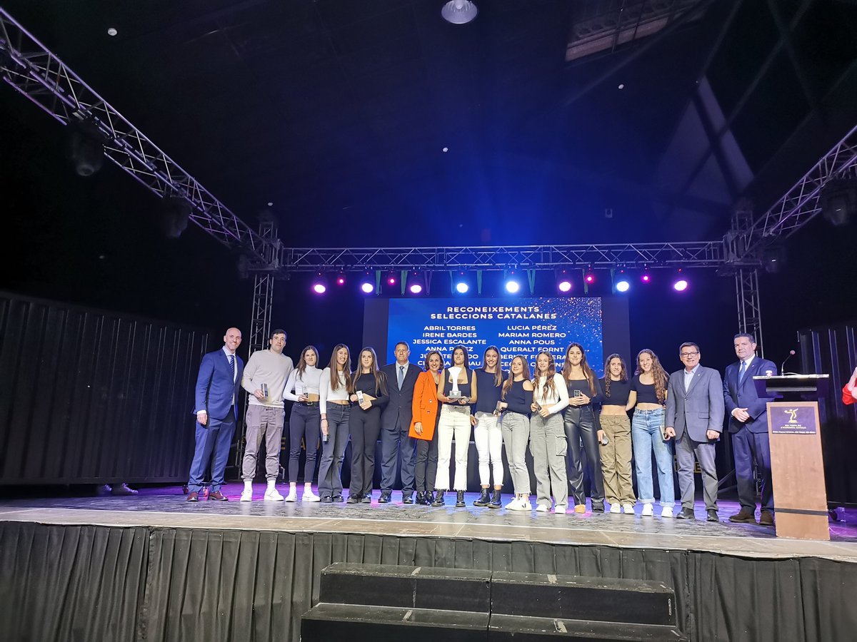 FedCatHandbol's tweet photo. 🏆 Avui hem destacat també els triomfs de les nostres #SeleccionsCatalanes en les diferents competicions en pista i platja. 

🙌Enhorabona!

#30FestaHandbolCatalà
#HandbolCatalà https://t.co/XE2P5pgojV