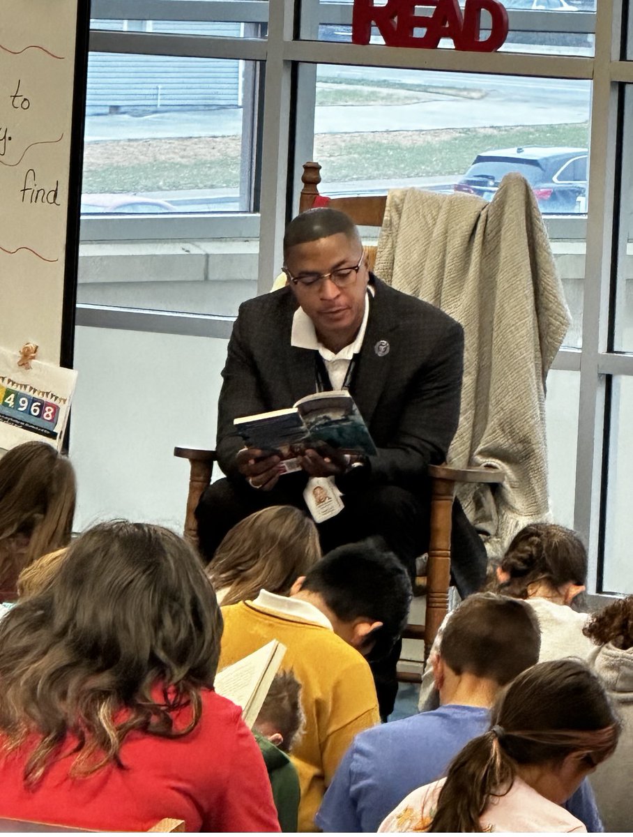 chief_officers's tweet photo. Thank you to Dr. Liggins for reading to the 5th grade students at Clays Mill Elementary. We appreciate you making reading exciting. Real Men Read. #FCPSKY #TeamNotGroup https://t.co/WqvWu3ozWD