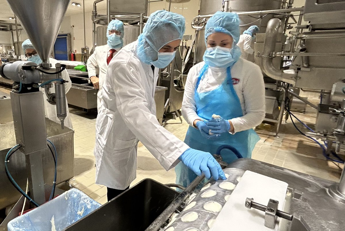 ✅ La Comunidad de Madrid ha invertido cerca de 1,9 millones en tres años para apoyar la industria láctea regional.

🐄 El consejero <a href="/CarlosNovilloPi/">Carlos Novillo Piris</a> ha visitado una industria de producción alimentaria en Fuente el Saz de Jarama.

+Info: c.madrid/3707p