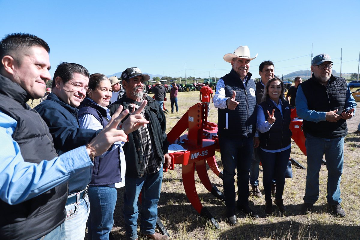 campogobgente's tweet photo. En Acámbaro Unidades las de Producción fortalecen sus actividades agropecuarias al recibir paquetes de aves e implementos agricolas, @Paulo_Banuelos Titular de la #SDAyR, la Alcaldesa @CSC_GTO y el Diputado @diaz_larrondo encabezaron la entrega.
#nuestragrandezaestáenelcampo https://t.co/jEt2YjVjwZ