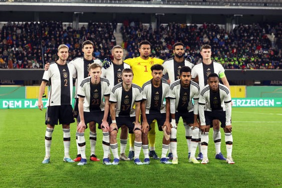 BuLi_Benny's tweet photo. ALLEMAGNE - ESTONIE 4-1
3ème victoire pour les U21 en qualifs pour l'Euro avec 4 buts (Beier, Moukoko et 2xReitz), 1 barre et 1 poteau.
Le match s'est presque entièrement déroulé dans les 18m estoniens
#GEREST #U21 #HERZZEIGEN https://t.co/8di57gLzRO