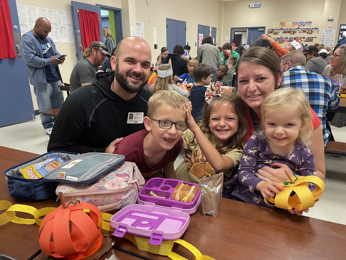 Speegleville's tweet photo. We are thankful for our #Speegleville families! And a huge thank you to our incredible cafeteria staff for preparing another amazing feast! #MidwayISD #SPELearning https://t.co/KCc0shjuyE