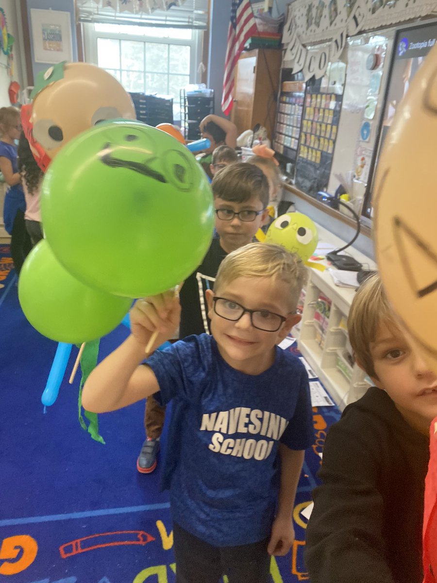 MrsFrazee1st's tweet photo. These firsties are all geared up for the Macy’s Day Parade!  Love all their excitement and creativity!  Maybe we will see one of these balloons on Thanksgiving! @NavesinkSchool @MrJesseHerbert @MTPSpride #macysdayparade https://t.co/HZzE1Rwmlm