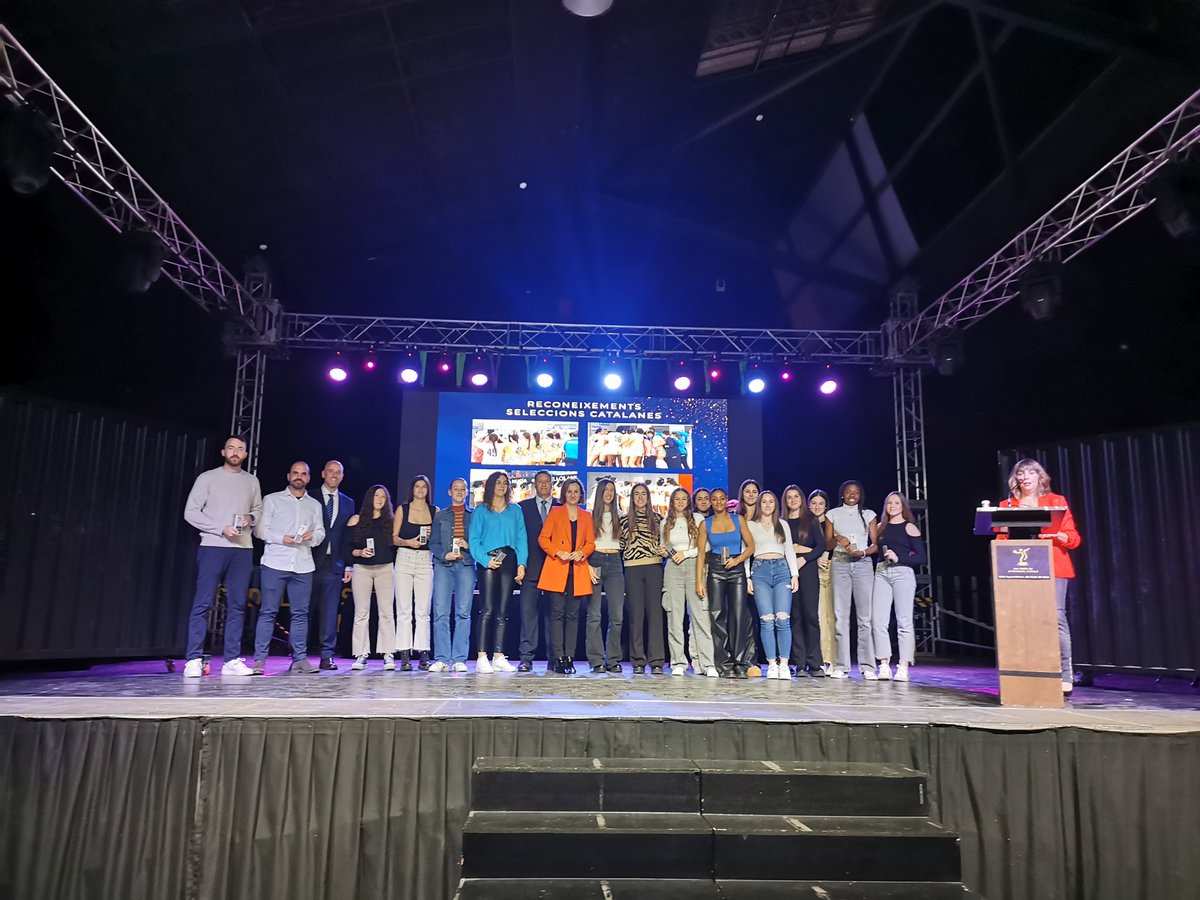 FedCatHandbol's tweet photo. 🏆 Avui hem destacat també els triomfs de les nostres #SeleccionsCatalanes en les diferents competicions en pista i platja. 

🙌Enhorabona!

#30FestaHandbolCatalà
#HandbolCatalà https://t.co/XE2P5pgojV