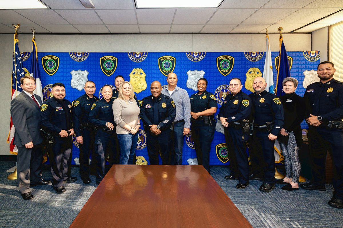 houstonpolice's tweet photo. We'd like to thank @Costco for their generous $10K donation to our annual #ComidaFoodDrive to feed hundreds of local families this holiday season. We are glad to have them as a part of the HPD family.

You can also contribute at https://t.co/8NyGdl6AGA https://t.co/Erhls1Jwbd