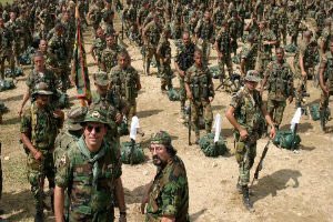 laaliciasumerce's tweet photo. En este hilo 🧵 les voy a contar sobre la masacre del aro y porqué Uribe terminó involucrado.

Pillen pues 

Desde el 22 hasta el 31 de octubre de 1997, un grupo de aproximadamente 150 paramilitares de las Autodefensas Campesinas de Córdoba y Urabá (ACCU) entre ellos tropas del das, todos bajo el mando de Isaías Montes Hernández, alias ‘Yunior’ y respaldados con un anillo de seguridad del Bloque Mineros del Bajo Cauca, comenzaron una serie de asesinatos desde los corregimientos de Puerto Valdivia hasta El Aro, en Ituango, Antioquia. Con lista en mano acusaron a pobladores de ser colaboradores de grupos guerrilleros