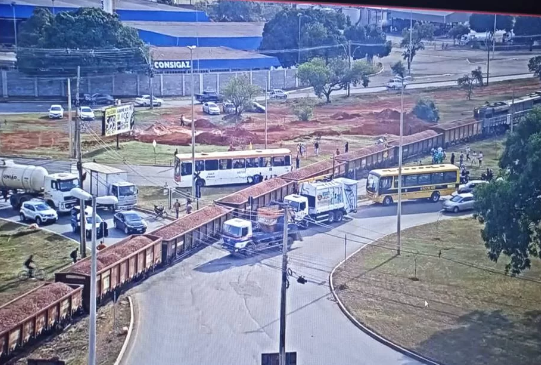 Trem de carga atinge ônibus e mata ao menos uma pessoa no DF