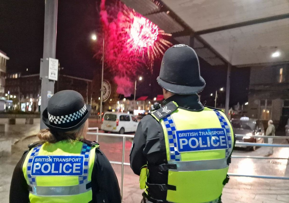 The countdown begins as the Christmas Lights are turned on in Hull City Centre signalling the start of the festivities.  Officers are on hand to reassure everyone who passes through during the festive period. #seeitsayitsorted #61016 #railwayguardian