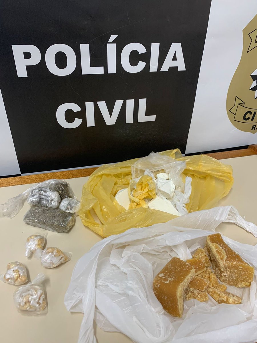 Polícia Civil prende em flagrante um indivíduo de 24 anos de idade por suspeita de tráfico de drogas em Gravataí. Com ele, foram apreendidas porções de maconha, cocaína, crack e uma balança de precisão. #DRACO_Viamão