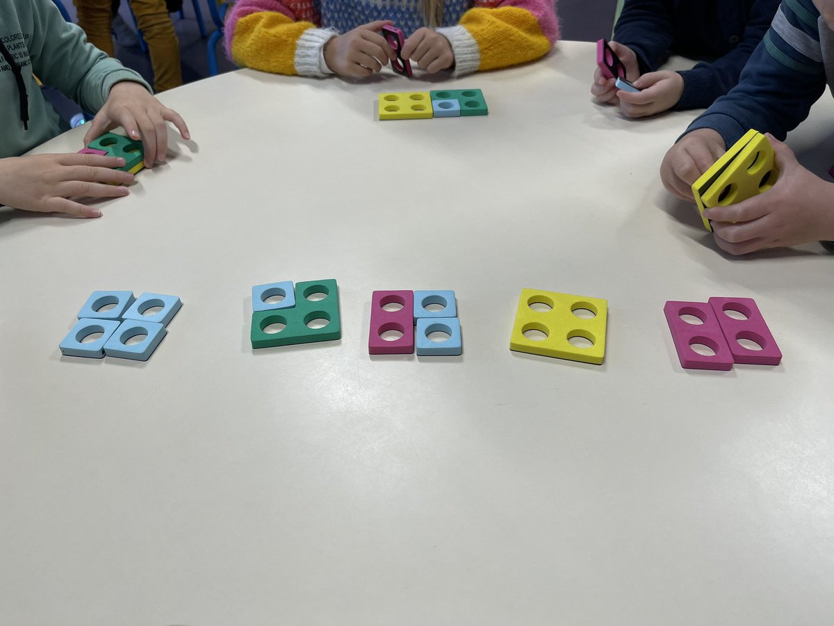 EmilieCollet2's tweet photo. @MHMternelle1 Chercher les différentes compositions de la quantité 4 avec différents matériaux en MS et GS avant de passer à l’étape de l’abstraction en GS dans le cahier des nombres. https://t.co/FZZMHCAgnU