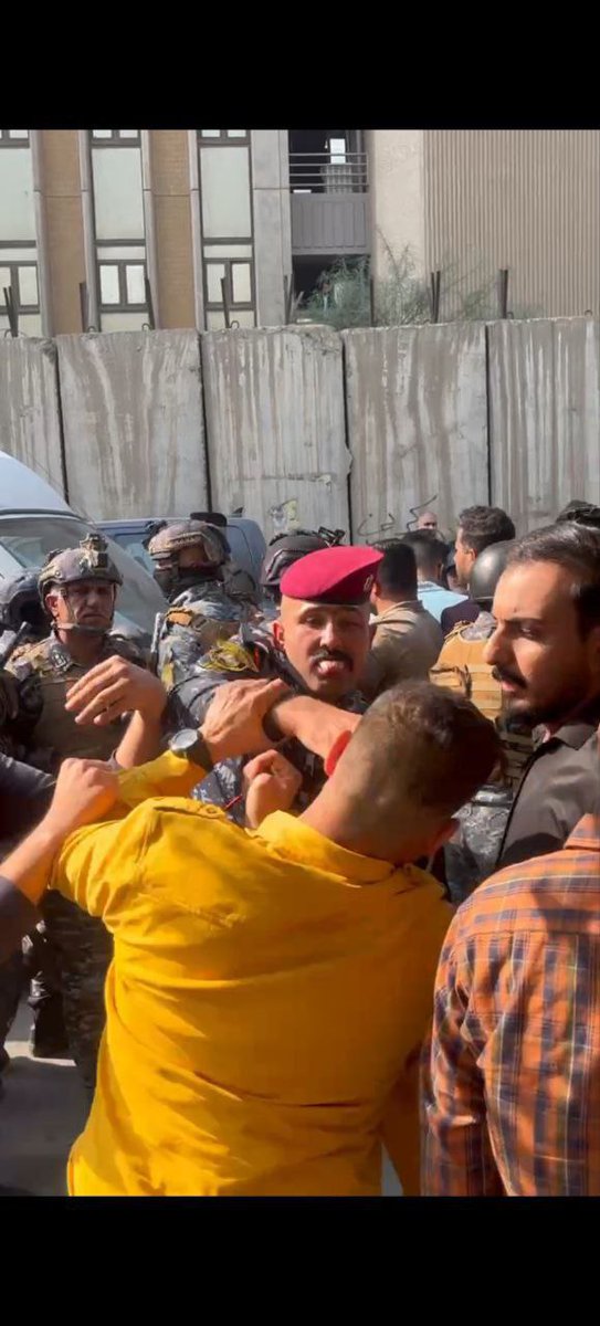 في الوقت الذي تتقدم المجتمعات وترتقي بعلمائها  للاسف في بلدنا يتم الاعتداء والإهانة على طلاب الدراسات العليا
#كفاكم_اهانه_للدراسات