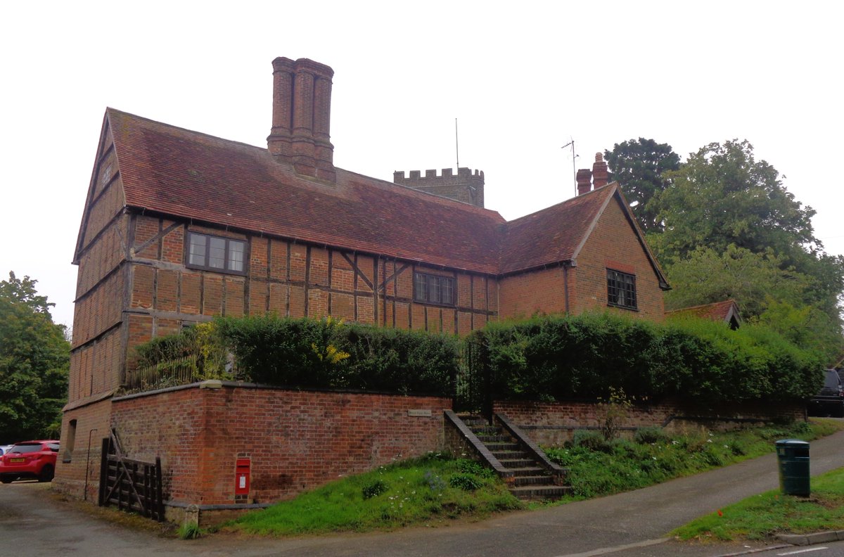 Have a splendid Saturday everyone📮💌. The attractive old Manor Farm House at Husborne Crawley Bedfordshire, standing in front of the church. Apparently one of the most photographed private houses in the County...not just me then😁!! #ERWallbox #PostboxSaturday