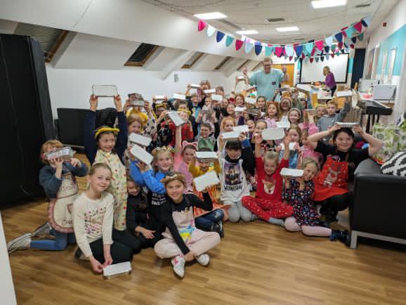 ceginmrhenry's tweet photo. Noson wych yng nghwmni Adran Ffynnonddrain yn @yratom heno . Creu โRocky Road โ gyda tua 40 oi aelodau, Diolch yn fawr am y croeso cynnes รข โฆ..diolch hiwj iโr helpwyr hefyd !!! #cooking #cookingwithkids #rockyroad #cookingclub #kidscookingclasses #kidscookingclass #kidscooking https://t.co/TzDRkQWWRk
