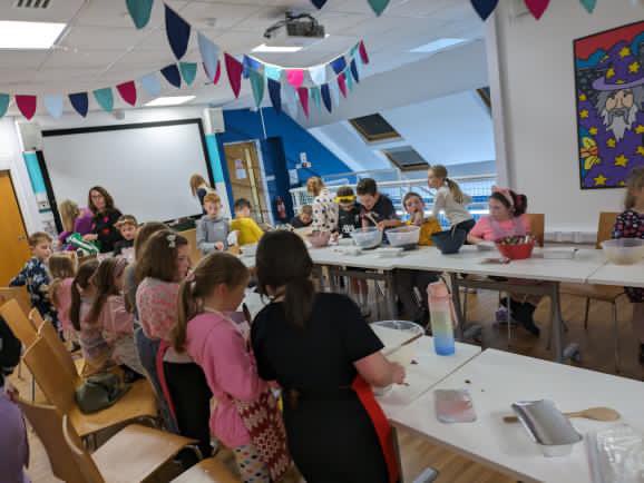 ceginmrhenry's tweet photo. Noson wych yng nghwmni Adran Ffynnonddrain yn @yratom heno . Creu โRocky Road โ gyda tua 40 oi aelodau, Diolch yn fawr am y croeso cynnes รข โฆ..diolch hiwj iโr helpwyr hefyd !!! #cooking #cookingwithkids #rockyroad #cookingclub #kidscookingclasses #kidscookingclass #kidscooking https://t.co/TzDRkQWWRk