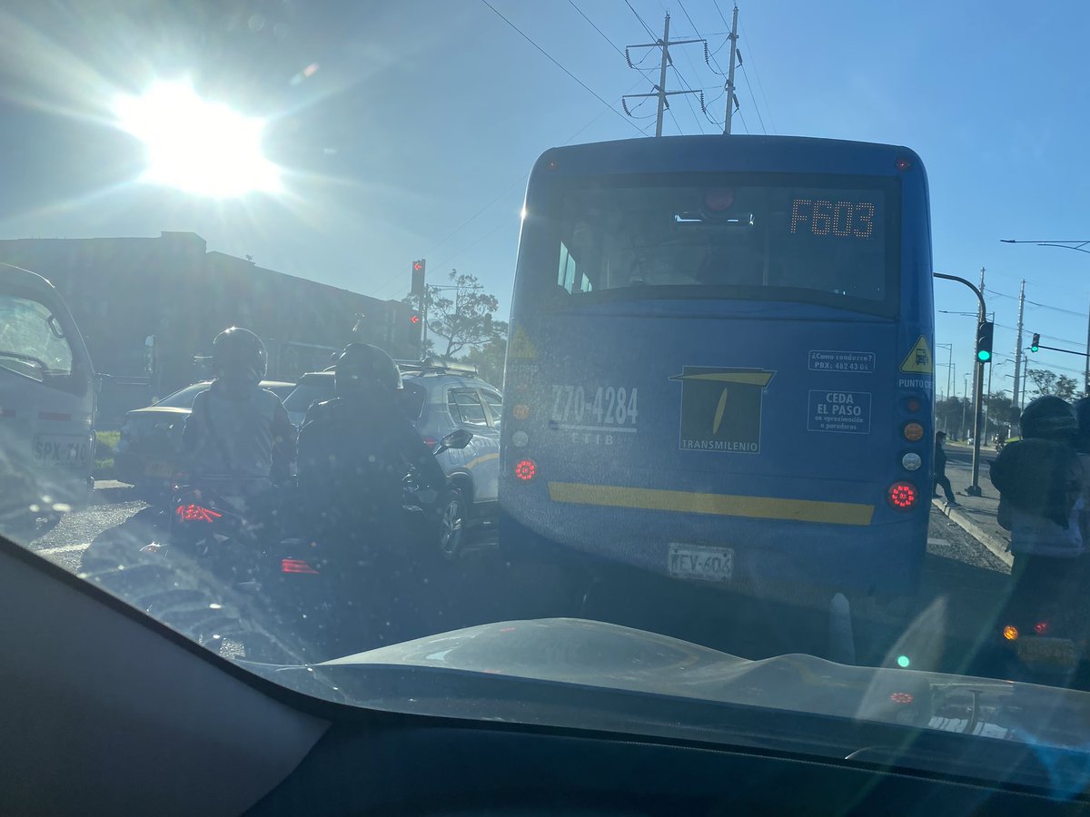 lorekitty3's tweet photo. Cuando será que le ponen orden a los conductores de @sitpbogota que hacen triple fila y obstruyen el paso en avenida principal 😡@TransitoBta https://t.co/m7af19UVGT