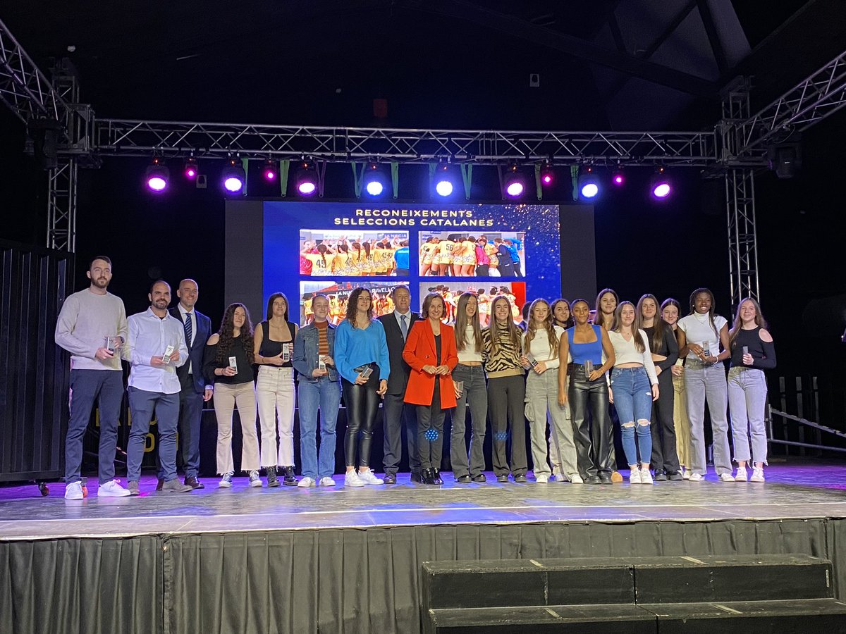 cesa2026bmCAT's tweet photo. 🏆 Las selecciones catalanas premiadas en el pasado CESA reciben su reconocimiento en la 30ª fiesta de la @FedCatHandbol 

✨ Juvenil Masculina
✨ Cadete Masculina
✨ Juvenil Femenina
✨ Cadete Femenina

🔥 ¡Ganas de veros en este #CESA2024CAT ! https://t.co/uOdGKZkjok