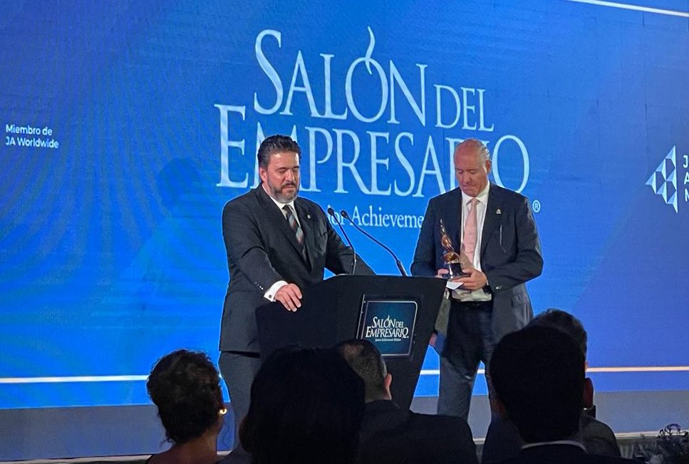 CoparmexPuebla's tweet photo. Felicitamos a la familia Ponce de León por el merecido reconocimiento a la memoria de un gran empresario como fue Don Humberto Ponce de León Ahumada, de nuestra empresa socia Galletera de Puebla #GAPSA, durante los premios “Salón del Empresario” organizado por @JAMexico_org https://t.co/b0bfeo6Lao