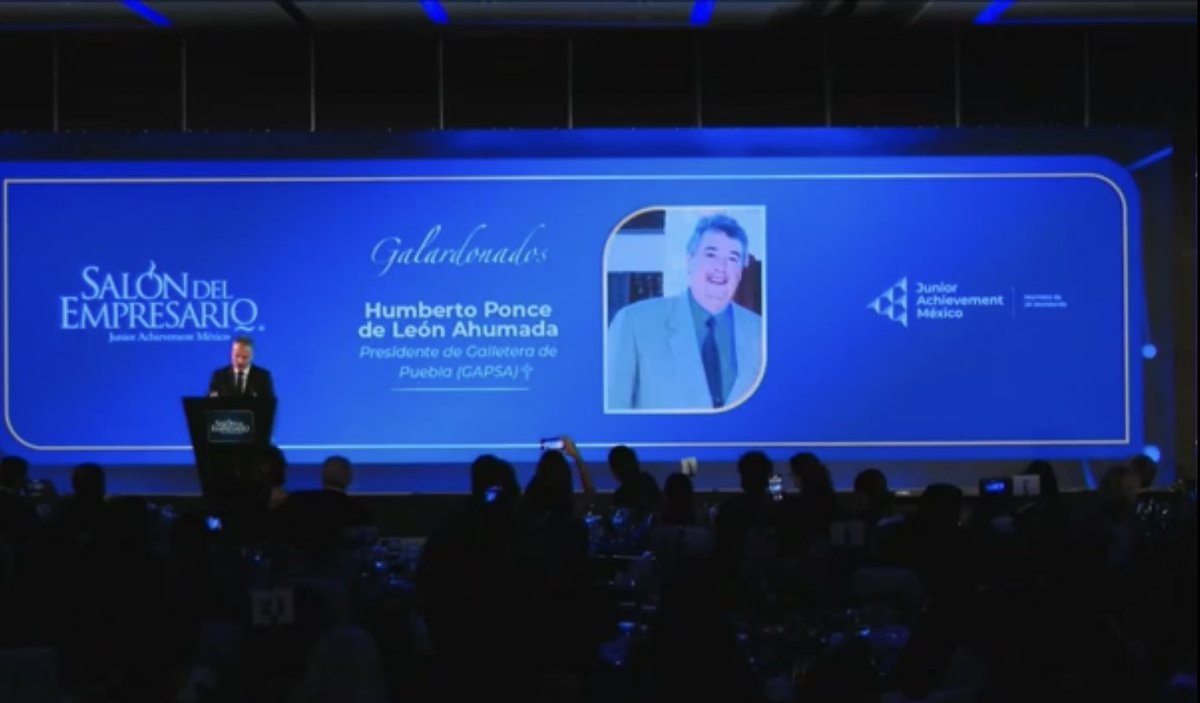 CoparmexPuebla's tweet photo. Felicitamos a la familia Ponce de León por el merecido reconocimiento a la memoria de un gran empresario como fue Don Humberto Ponce de León Ahumada, de nuestra empresa socia Galletera de Puebla #GAPSA, durante los premios “Salón del Empresario” organizado por @JAMexico_org https://t.co/b0bfeo6Lao