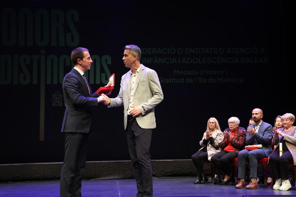 imasmallorca's tweet photo. 🏅 Enhorabona a totes les persones i entitats reconegudes avui als Premis, Honors i Distincions del @ConselldeMca per la seva tasca en benefici de #Mallorca i molt especialment a la #FEIAB per 20 anys de feina, esforç i compromís amb la infància més vulnerable. #oportunitats https://t.co/Q7W5NhLiHd