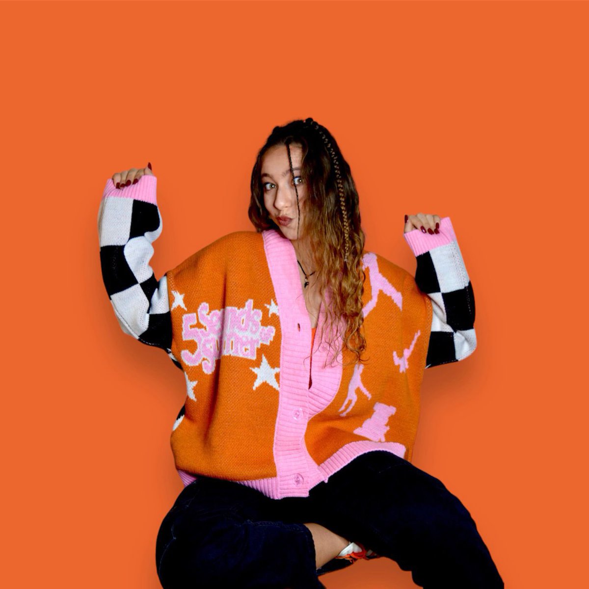 GinieTomlinson's tweet photo. You can buy a hoodie 120€ or go to https://t.co/EZfwkk0yFB
I mean 🤷🏼♀️
#5sosmerch #5secondsofsummer #5sos https://t.co/KJyREjzZDM