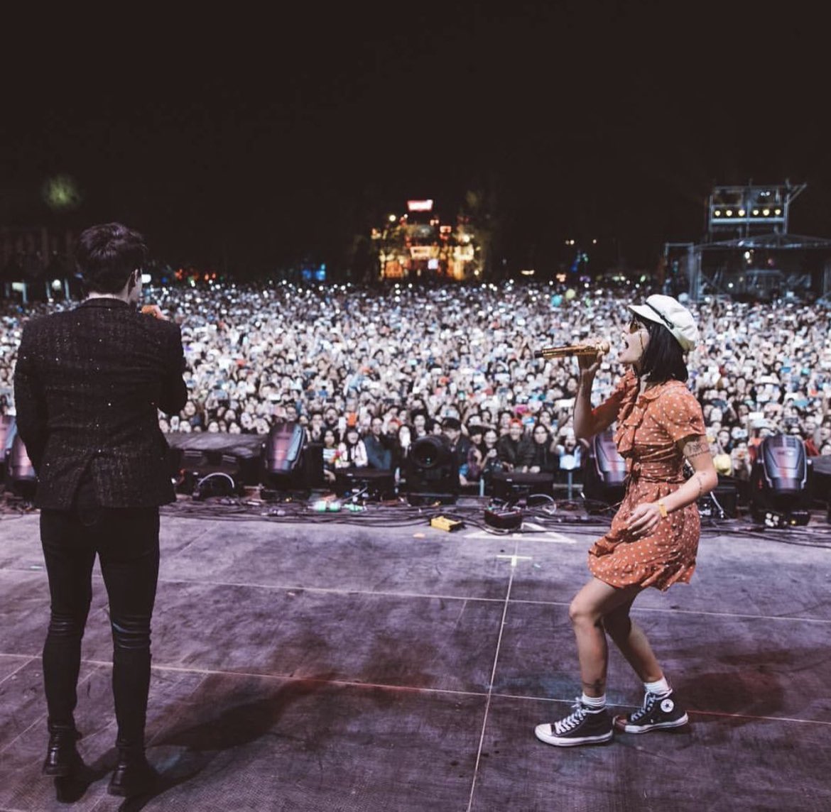 throwbackhals's tweet photo. 5 years ago on November 17th 2018 Halsey goes on stage to perform with Brendon Urie. 

“wow @coronacapital love u @brendonurie ur my hero for ever. 📷: @jakechams 🖤🖤🖤” https://t.co/x6lQ7dwFUA
