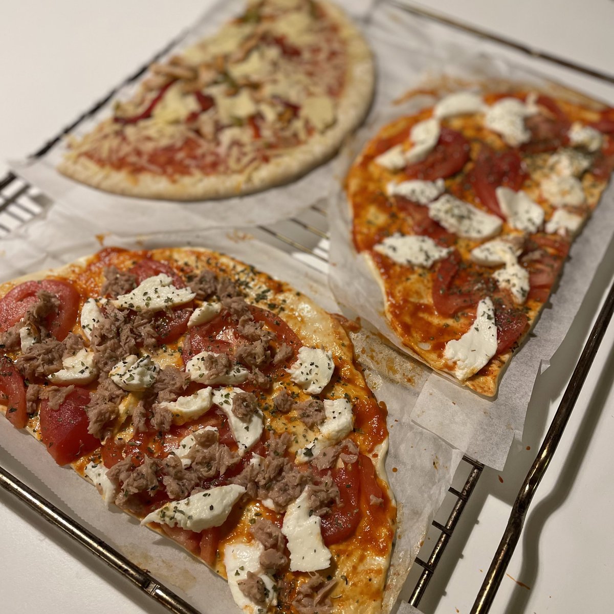 1 pizza i mitja no entra al forn. 3 meitats per separat, si. Impressionant!...
No sé si matemàtiques tenen alguna resposta a aquesta resolutiva solució <a href="/JosepLlGarcia/">Josep Lluís Garcia Domingo</a> ? 😉