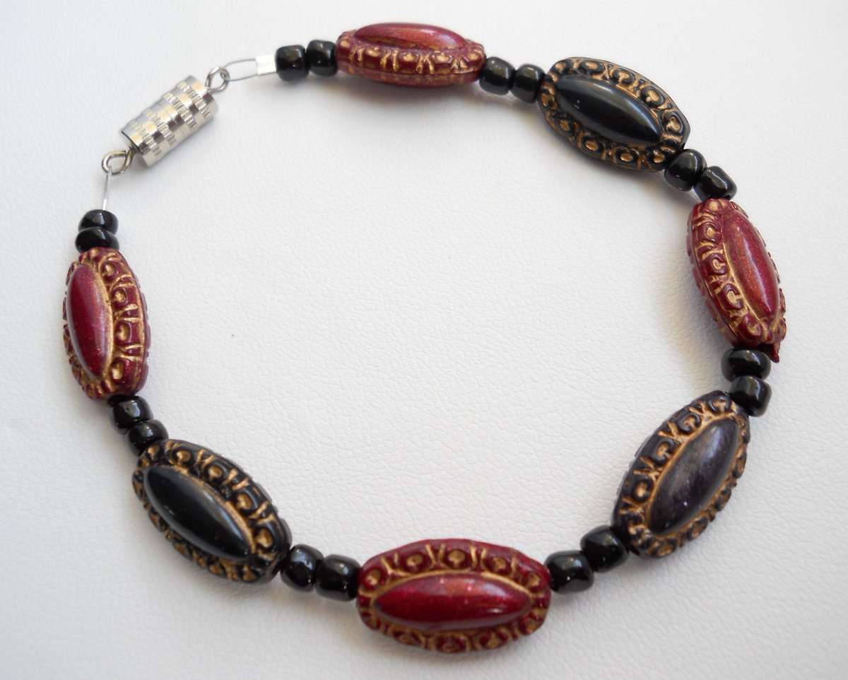PamelaBaker67's tweet photo. https://t.co/g2dMskry6U @BeadsNTabs #TouchofRed #RedBlackBeadedBracelet #bmecountdown https://t.co/qStf5ZFm8x