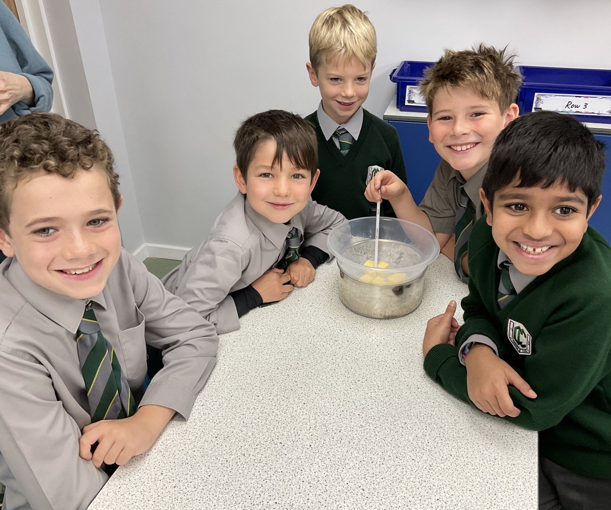CCJuniorY4's tweet photo. #CCJYear4 investigating the melting points of 4 different foods in Science! #CCScience #CCDiscovery #CCInvestigators https://t.co/Zrd56xzOMK