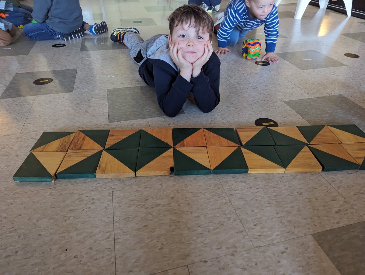 This SK friend combined his knowledge of patterning and 2D shapes to create a beautiful pattern. Look at that expression of pride on his face👏👏👏. We are mathematicians! 

<a href="/OakwoodPublic/">Oakwood Public School</a> 🦅
#dsbn