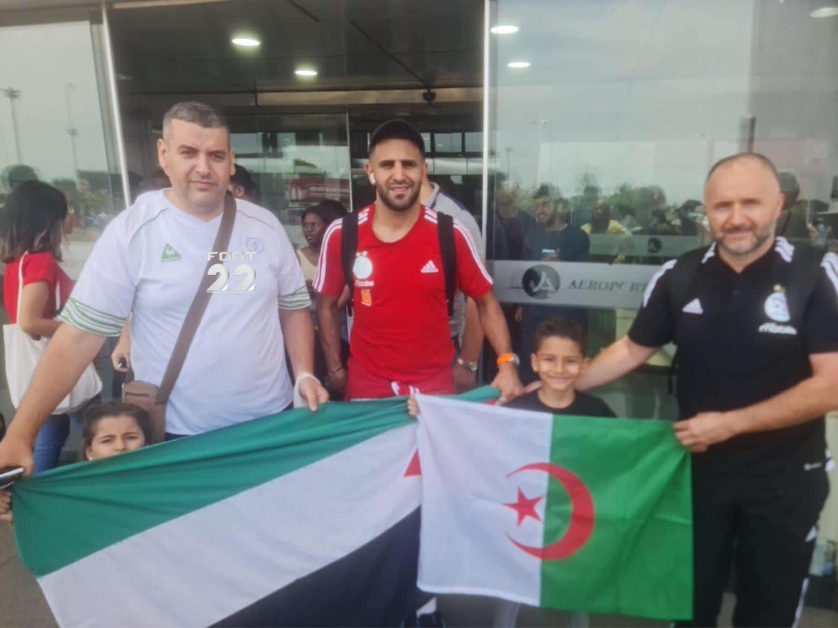 Djamel Belmadi et Riyad Mahrez à la sortie de l’aéroport de Maputo ❤️🇩🇿🇵🇸