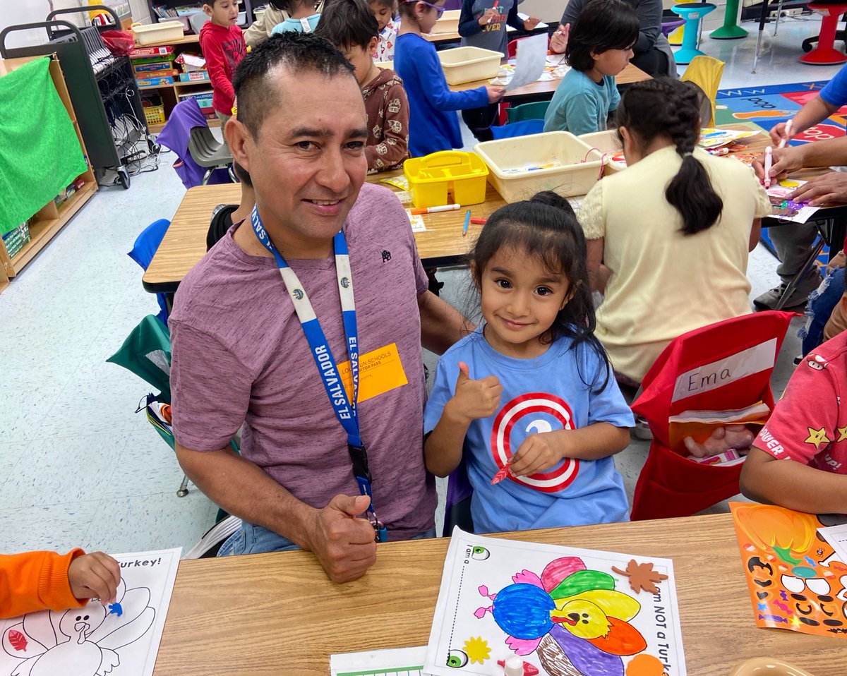 Dr_Mihalik's tweet photo. Making Thanksgiving turkey disguises with kindergarten families during #AmericanEducationWeek 🦃 @SugarlandES https://t.co/4xpNF2FZu8
