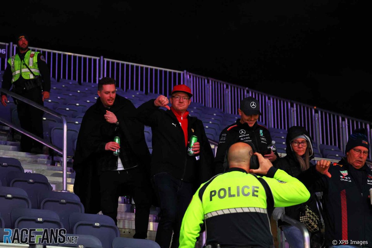 Pésimo el trato de #F1 a los fans en la madrugada. Desalojaron porque el personal de seguridad y servicios no podía quedarse.
Los fans a final de cuentas, pagan la cuenta.
Sin embargo, no sorprende, a los periodistas llevan años dándonos un trato de miseria.
Fotos <a href="/racefansdotnet/">RaceFans</a>