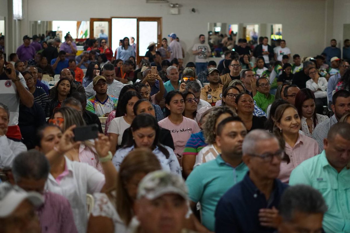 jaarreaza's tweet photo. #Barinas dio hoy una poderosa demostración de unidad nacional, más allá de diferencias ideológicas o partidistas, en defensa de nuestra Guayana Esequiba. Acompañamos a los Gobernadores @SergioGarridoQ y @HectoRodriguez, con la asistencia de cámaras empresariales y comerciales, movimientos sociales, alcaldes, legisladores, concejales y partidos de todas las tendencias. 
El 3 de diciembre, desde Venezuela, le daremos una poderosa señal al mundo de unión y nacionalismo. 
Barinas estará, como lo estuvo hace 200 años con Bolívar, a la vanguardia de esta batalla por nuestra identidad y territorio.
#ElEsequiboEsDeVenezuela