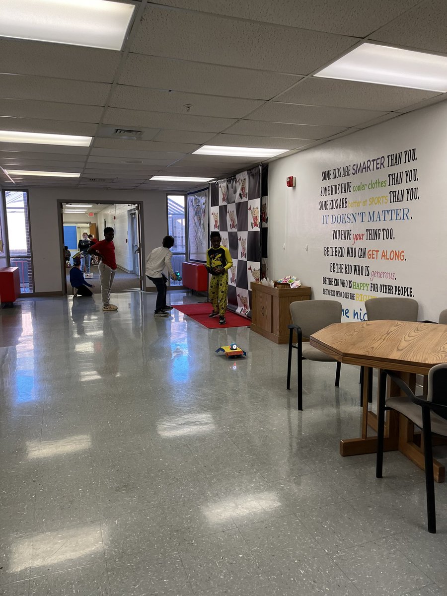 danam1992's tweet photo. @jaymer82 Thank you for the amazing STEM project you created for the 5th graders!  @SusanCo52645354 Macy’s Day Parade using Dashbots! Amazing implementation of the 4 Cs! #wearTR #bpsne #4Cs #ChampionsforChildren #Macy’sDayParade https://t.co/WBeAHUnAsE