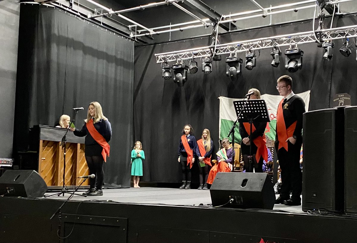 YdoCymraeg's tweet photo. Llongyfarchiadau gwresog @buddugrobertss cyn-ddisgybl @DyffrynOgwen am ennill y gadair a Nel @6eDyffrynOgwen am ennill medal yr ifanc ym mhrif seremoni Eisteddfod Dyffryn Ogwen heno. Rydym yn falch ohonoch eich dwy. Diolch hefyd i aelodau’r orsedd. 👏#cadeirio #teilyngdod https://t.co/FQYtnDEU2I