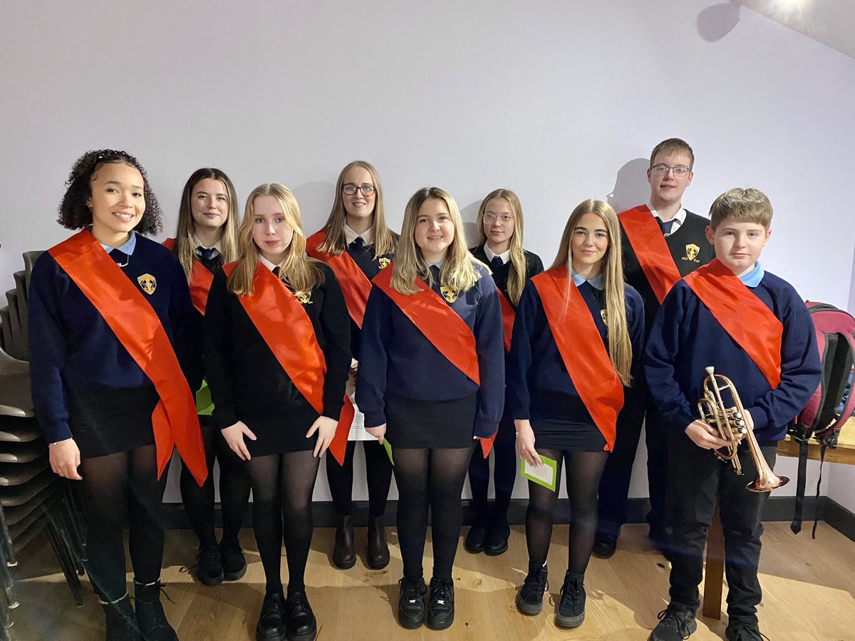 YdoCymraeg's tweet photo. Llongyfarchiadau gwresog @buddugrobertss cyn-ddisgybl @DyffrynOgwen am ennill y gadair a Nel @6eDyffrynOgwen am ennill medal yr ifanc ym mhrif seremoni Eisteddfod Dyffryn Ogwen heno. Rydym yn falch ohonoch eich dwy. Diolch hefyd i aelodau’r orsedd. 👏#cadeirio #teilyngdod https://t.co/FQYtnDEU2I