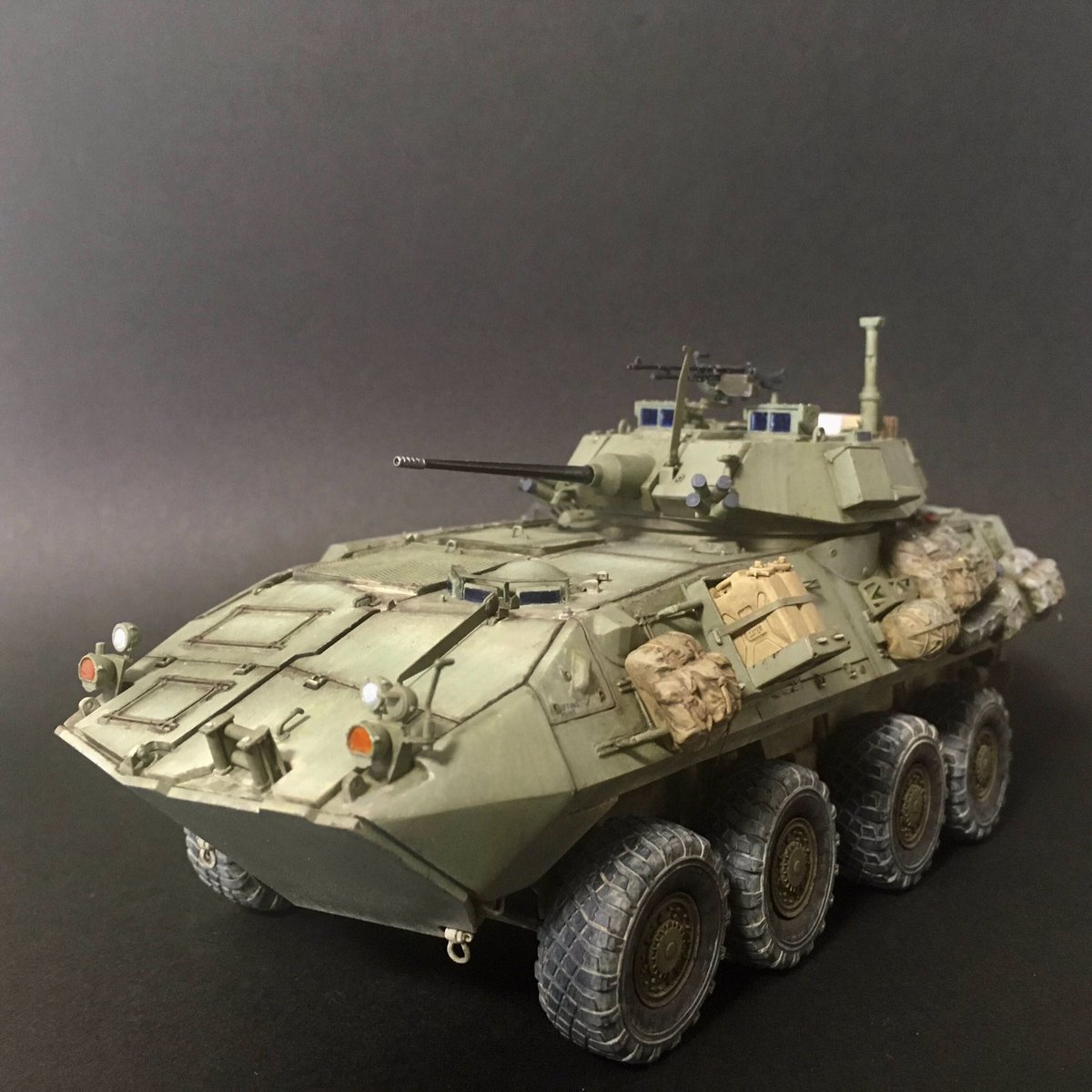 Ponta_SMS's tweet photo. 米軍は
車内に積んでいいのは
武器弾薬だけやと
決められているらしい💦
#装輪装甲車 #LAV25 https://t.co/BzO0pDIGfs