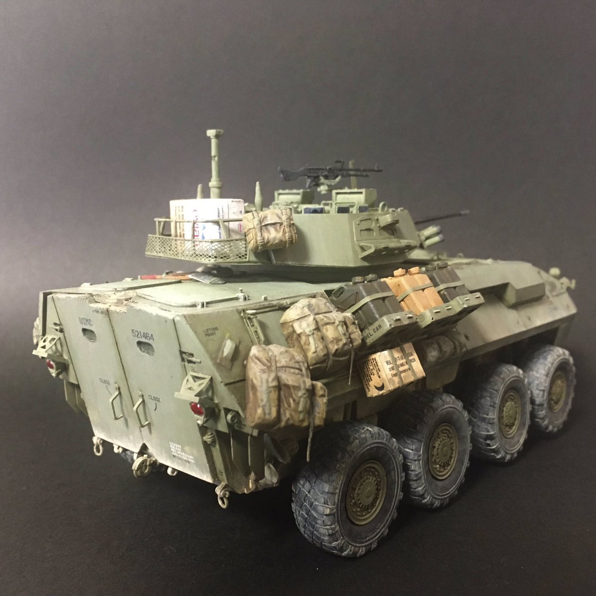 Ponta_SMS's tweet photo. 米軍は
車内に積んでいいのは
武器弾薬だけやと
決められているらしい💦
#装輪装甲車 #LAV25 https://t.co/BzO0pDIGfs